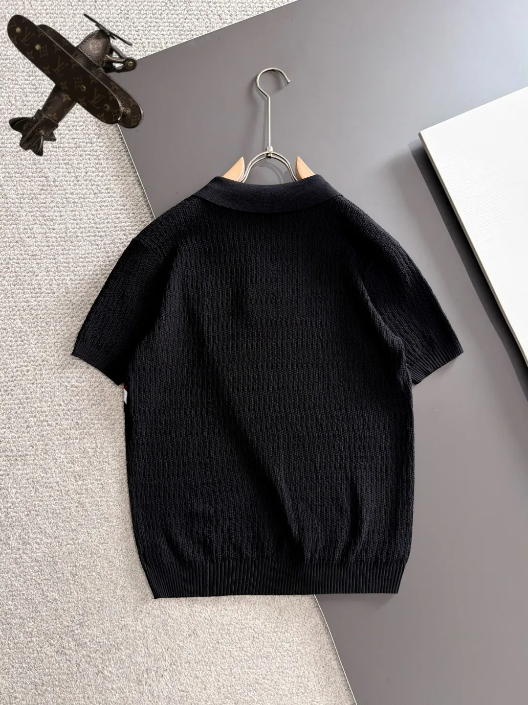 Next day delivery P165 High Quality Mouth Covered 2026 Summer New Arrival Men's Short Sleeve T-shirt Made of combed cotton yarn knitted cotton fabric, pure cotton high weight special yarn, it feels full of weight when weighed, and the upper body is more textured than ordinary T-shirts. This texture can cope with the weather easily and is suitable for both hot and cold! The pattern on the chest adopts three-dimensional embroidery technology, and is perfectly produced stitch by stitch with reference to the original version! Loose fit design, looks noble. Size: M to XXXL
